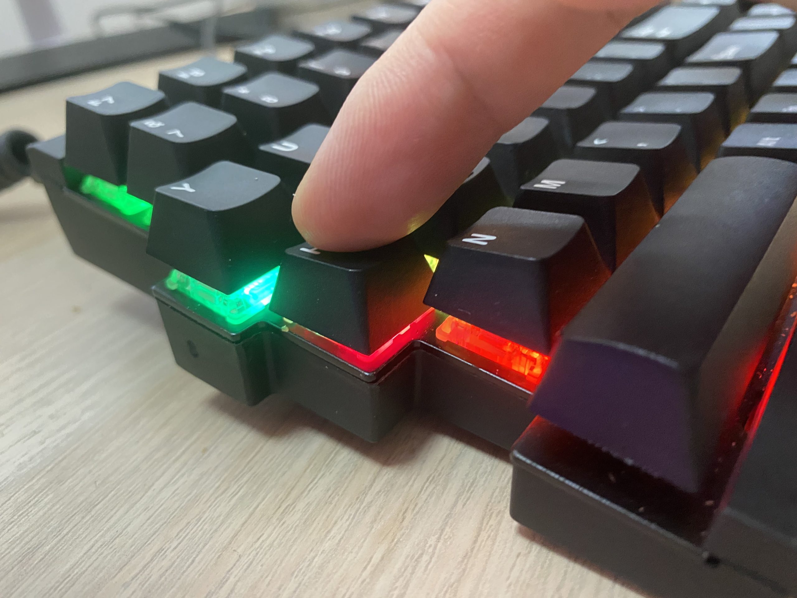 左右に分割できるキーボード Mistel BAROCCO MD770 RGB 静音赤軸 